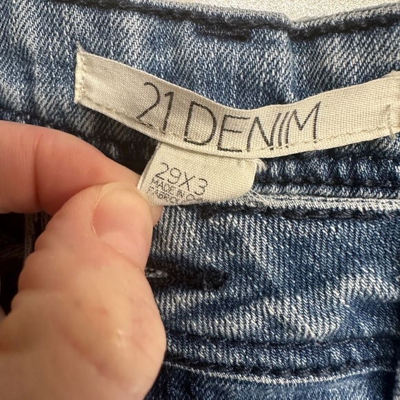 21 Denim Jean Light Wash Low Rise Cuffed Shortie Shorts size 29 x 3 - Picture 3 of 3